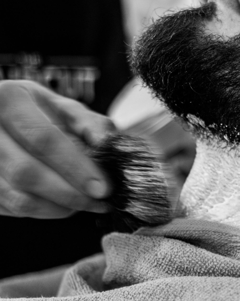 Mousse à raser appliquée au blaireau sur la barbe