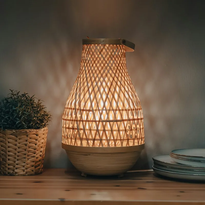 Lampe à poser en rotin tressé allumée