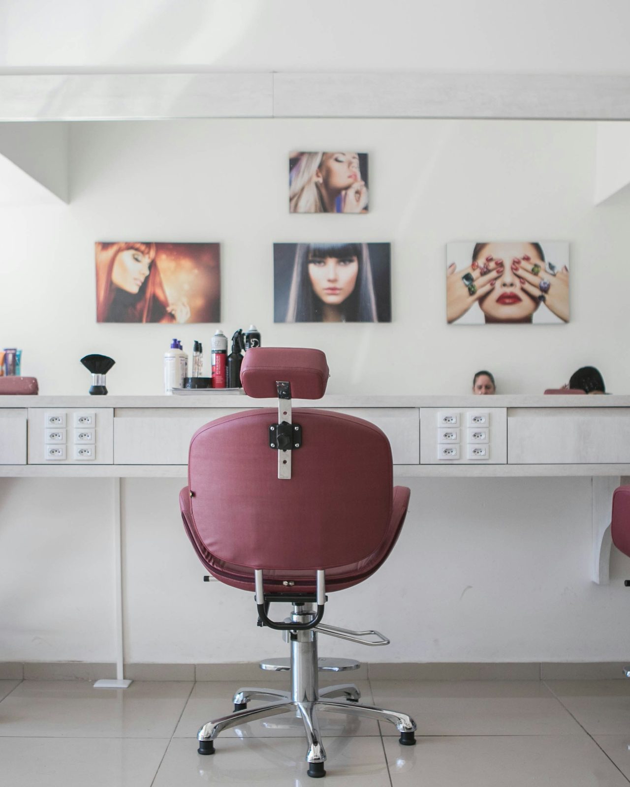 Postes de coiffage devant le grand miroir du salon